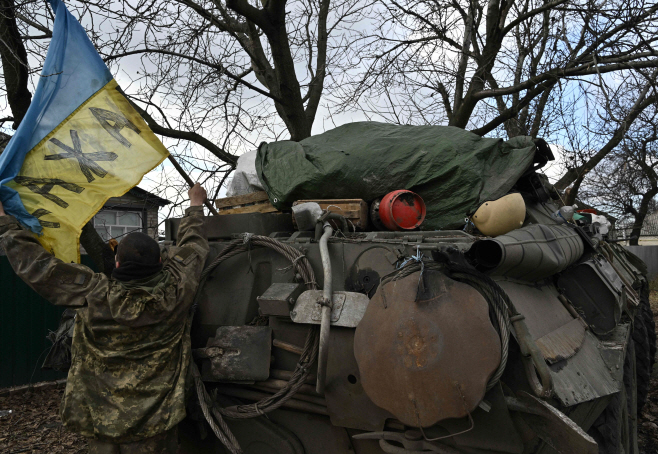 장갑차에 국기 거는 우크라이나 군인
