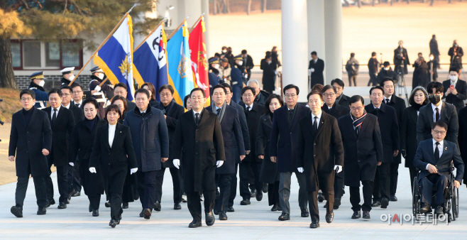 [포토] 2023년 새해 첫 날 국립서울현충원 참배하는 국민의힘