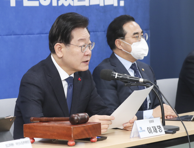 부산 현장 최고위원회의에서 발언하는 이재명 대표