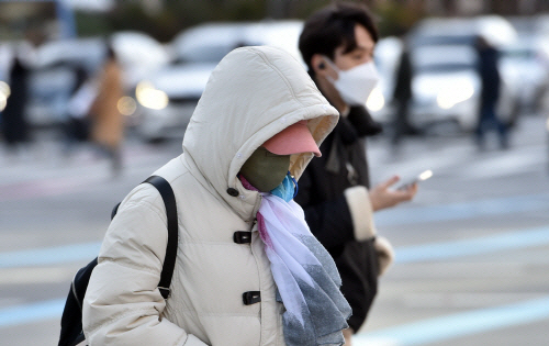[오늘 날씨] 한파 ‘추위’ 이어져…대기 건조