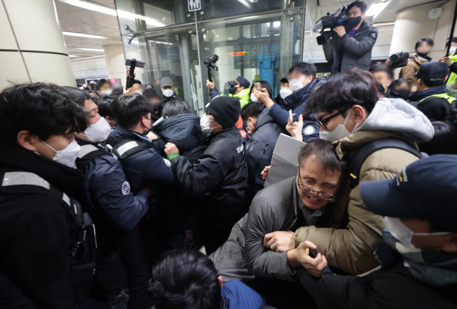 전장연, 탑승 시위 중 서울교통공사와 몸싸움<YONHAP NO-0902>