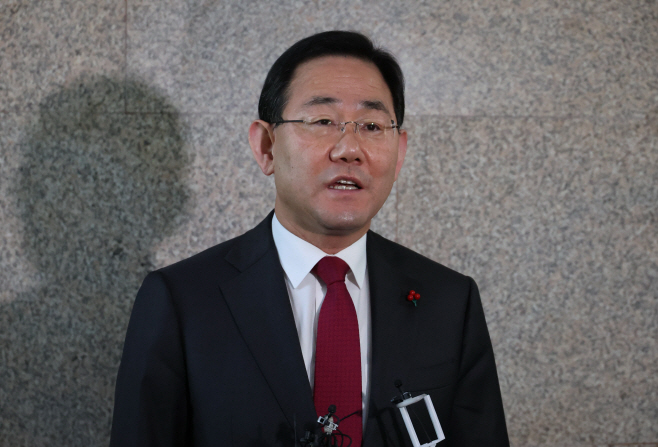 답변하는 주호영 원내대표