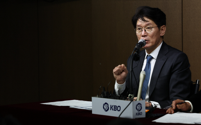 WBC 야구대표팀 명단 발표하는 이강철 감독<YONHAP NO-3230>