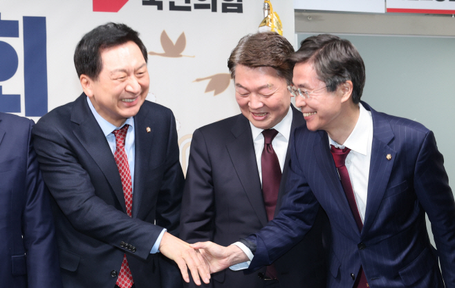 인사하는 김기현, 안철수와 조경태<YONHAP NO-2662>