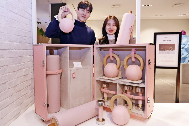 [갤러리아] 고급 홈트레이닝 용품 보도사진(가로)