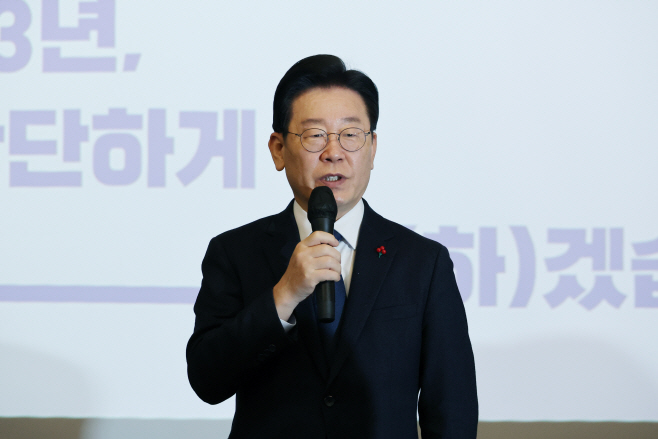 시민사회단체 신년하례회서 인사말 하는 이재명 대표