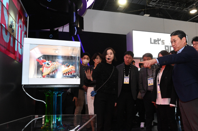 [사진1] LG전자 CEO 조주완 사장 몬슈클 전시존 방문