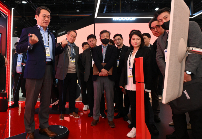 [사진2] LG전자 CEO 조주완 사장 LG Labs 전시존 방문
