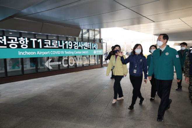 한덕수 총리, 중국발 입국자 인천공항 검역현장 점검