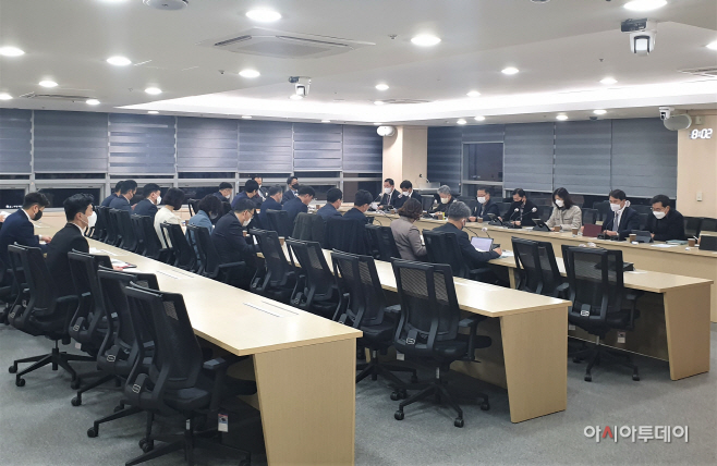 방역조치 강화 회의모습)