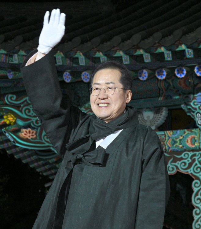 인사하는 홍준표