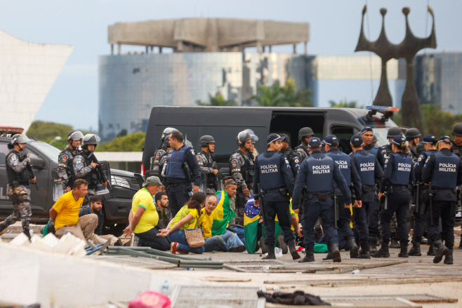 '브라질판 1·6의회 폭동'…前대통령 지지자들 체포하는 군 병력