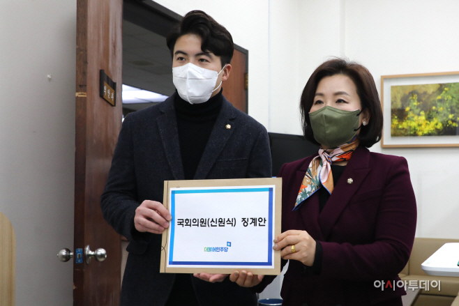 [포토] 신원식 의원 징계안 제출하는 이수진·오영환