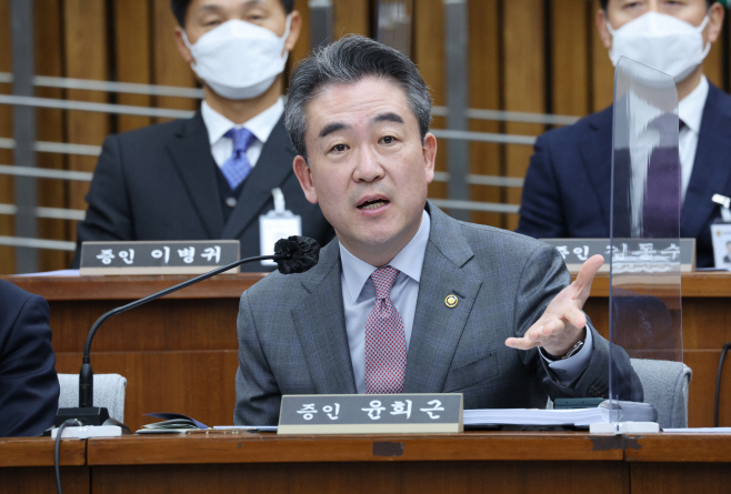 이태원 참사 국조특위 1차 청문회서 답변하는 윤희근 경찰청장