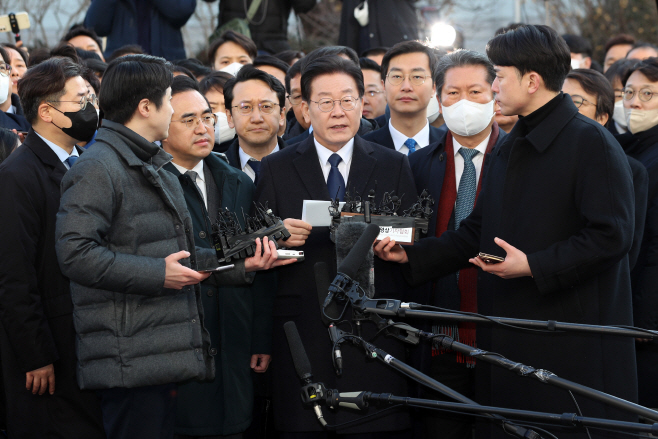 이재명 대표, '성남FC 후원금 의혹' 관련 검찰 출석