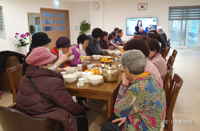 경로당 식탁세트 지원 사진