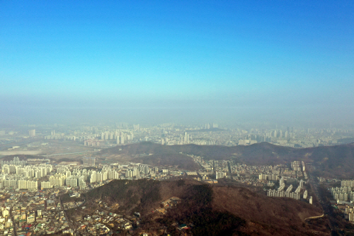 파란 하늘 아래 미세먼지<YONHAP NO-2100>