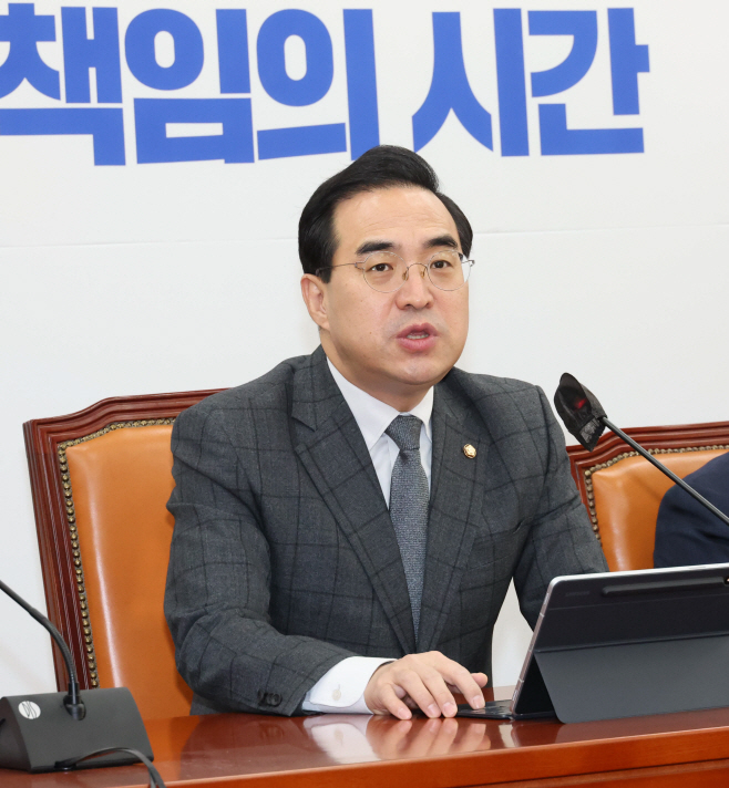 원내대책회의 발언하는 박홍근 원내대표