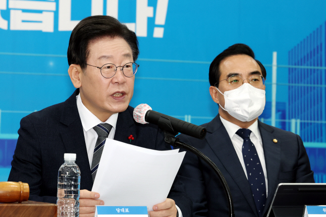 발언하는 이재명 대표