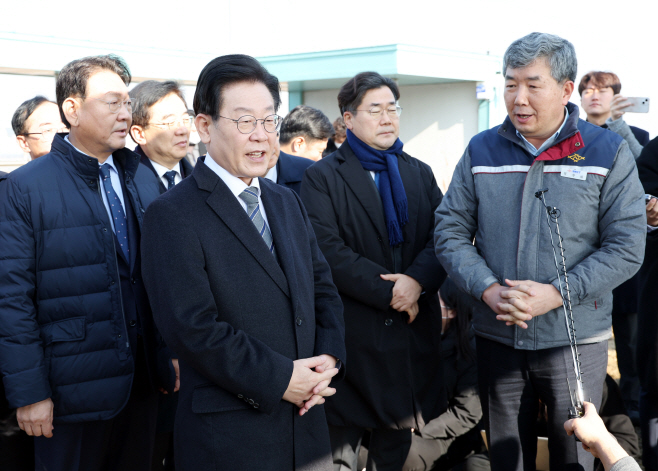 인천 신항 찾은 이재명 대표