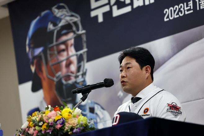 취재진 질문 답하는 두산 양의지<YONHAP NO-4930>