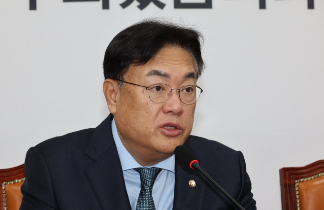 발언하는 정진석 비상대책위원장