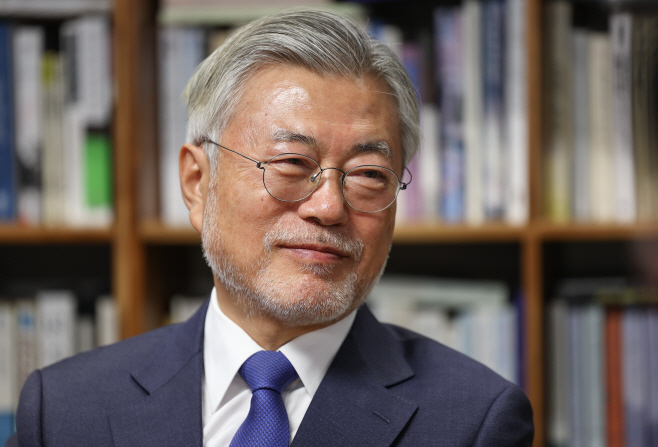 밝은 모습의 문재인 전 대통령
