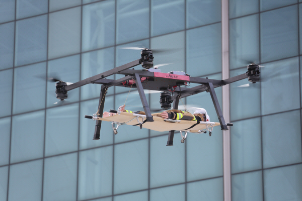 부상자 이송하는 드론<YONHAP NO-4151>