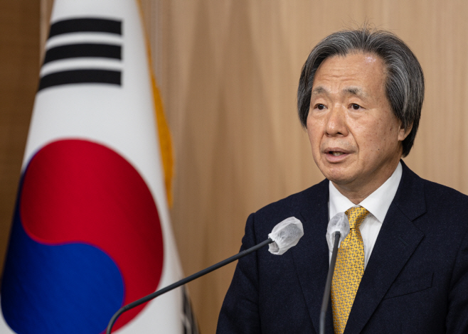 코로나 19 유행세 말하는 정기석 단장