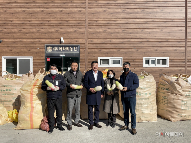 1117 ㈜아라리농산, 함안 어려운 이웃돕기 무 10톤 기탁1