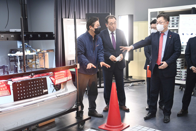 박일준 산업부 2차관 중견기업인 엠씨넥스 현장방문