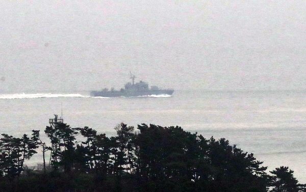 연평도 인근 해상서 경계 작전하는 해군 함정<YONHAP NO-2998>