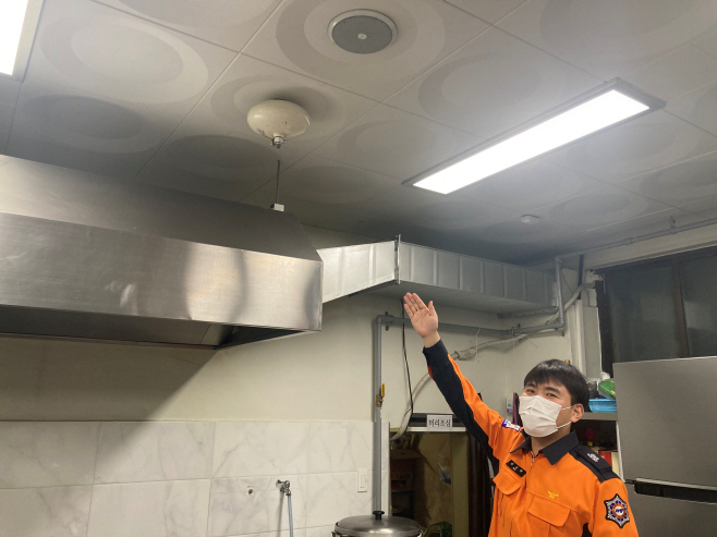 주방 자동확산 소화기 설치 사진