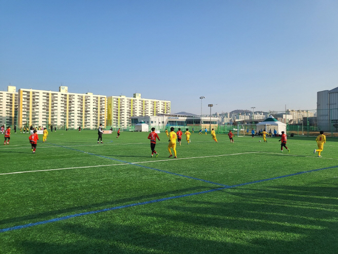 순천팔마유소년축구장에서 전지훈련팀이 훈련
