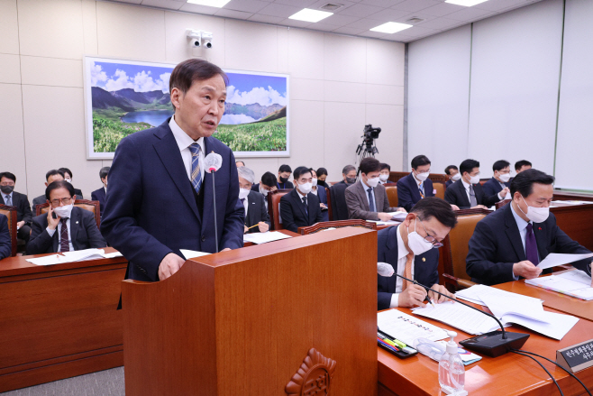 현안 보고 하는 김기웅 통일부 차관