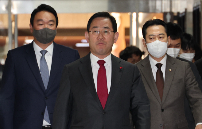 선거구제 개편 관련 비공개 긴급회의 참석하는 주호영 원내대표