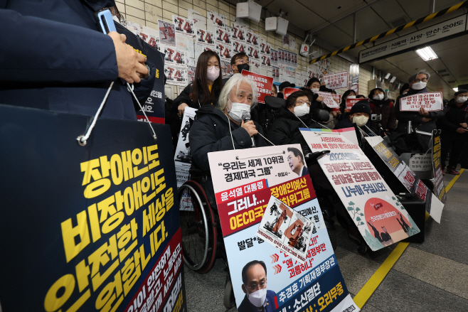 이어지는 전장연 지하철 선전전<YONHAP NO-1428>