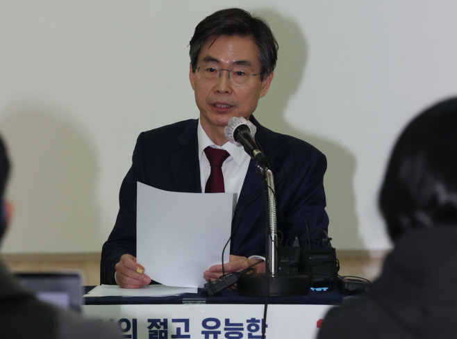연설문 읽는 조경태 의원