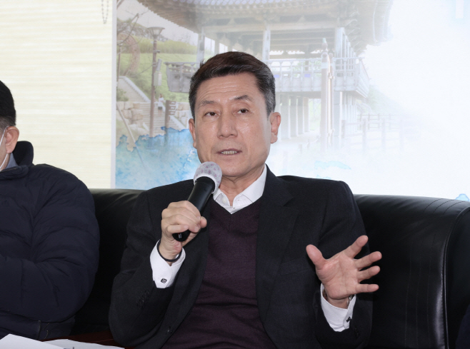 이강덕 포항시장이 18일 시청 브리핑 룸에서 미국 방문 성과에