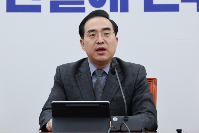 발언하는 박홍근 원내대표