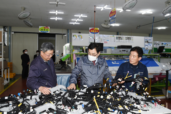 주낙영 경주시장 지역 자동차 부품사인 대성전장을 방문해 근로