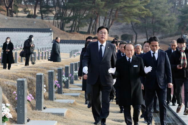 5·18묘지 찾은 정진석