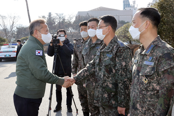 장병들 위문 격려하는 이상민 장관<YONHAP NO-4043>