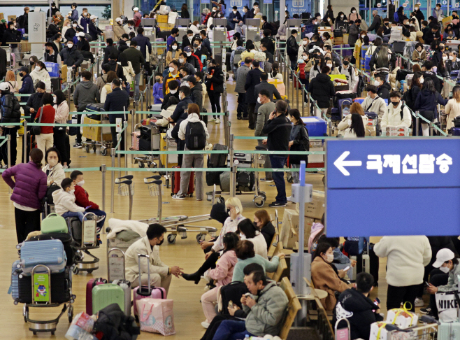 다가오는 설 연휴, 북적이는 인천공항<YONHAP NO-1482>