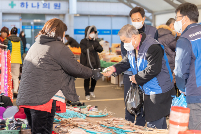 장보기행사모습(우측두번째김한성본부장)