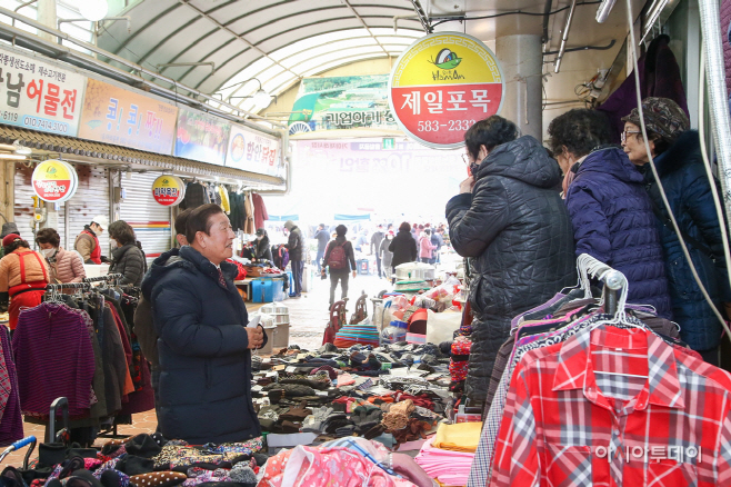 0120 조근제 함안군수, 설맞이 전통시장 민생행보 나서1