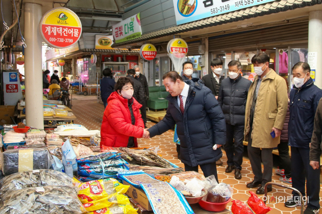 0120 조근제 함안군수, 설맞이 전통시장 민생행보 나서2