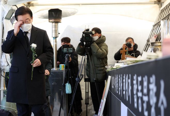 이태원 참사 희생자 분향소 찾은 이재명
