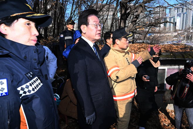 구룡마을 화재 피해 확인하는 이재명 대표
