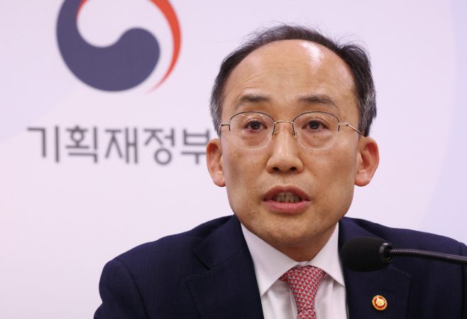 답변하는 추경호 부총리